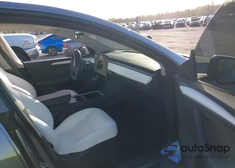 2025 Tesla Model Y Long Range Dual Motor All-Wheel Drive z USA, uszkodzony, nr VIN 7SAYGDEE8SA351818